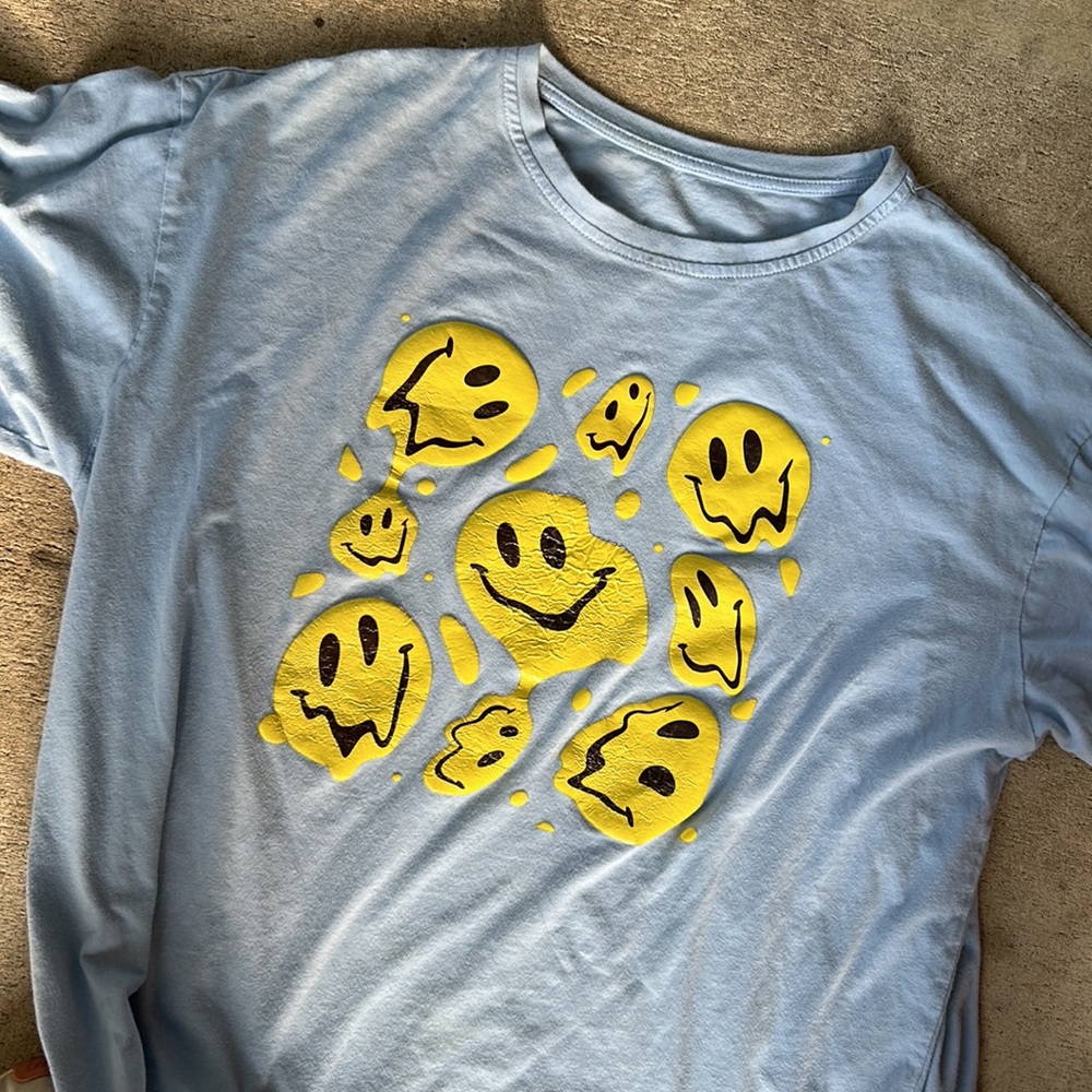 SOLD. CROSS POST. Happy Smiling Face T girls Sz L/Mens M. - Picture 4 of 4